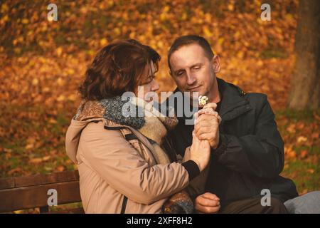 couple heureux tenant la main, souriant, passant du temps ensemble un jour de congé. Banque D'Images
