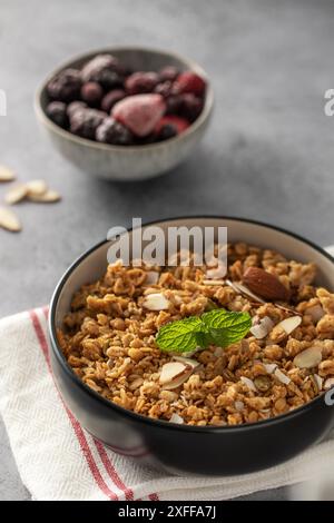 Granola maison croustillant avec des amandes tranchées dans un bol. Nourriture saine Banque D'Images