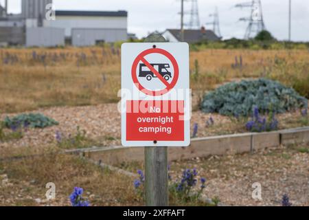 Un panneau de camping pas de nuit sur la plage Dungeness dans le Kent, Royaume-Uni Banque D'Images