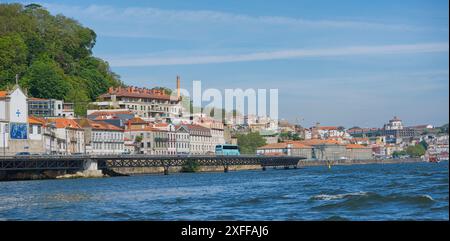 La merveilleuse ville de Porto, Portugal. Photos de la ville montrant la rivière et le bord de la rivière avec tous les beaux bâtiments colorés! 01 Banque D'Images