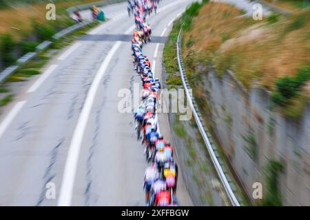 Saint Vulbas, France. 03 juillet 2024. Le peloton photographié en action lors de l'étape 5 du Tour de France 2024, de Saint-Jean-de-Maurienne à Saint-Vulbas, France (177, 4 km) le mercredi 03 juillet 2024. La 111ème édition du Tour de France débute le samedi 29 juin et se termine à Nice le 21 juillet. BELGA PHOTO POOL Luca BETTINI crédit : Belga News Agency/Alamy Live News Banque D'Images