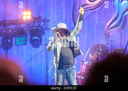 Pescara, Italie. 02 juillet 2024. Le chanteur italien, Zucchero Fornaciari, nom de scène est le mot italien pour «sucre» se produit en direct sur scène avec sa tournée ìOverdose d'Amoreî au Stadio Adriatico. Crédit : SOPA images Limited/Alamy Live News Banque D'Images