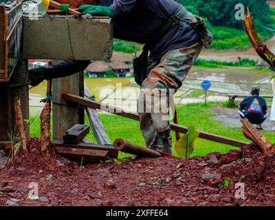 Ouvrier de construction dans le chantier de construction. Banque D'Images