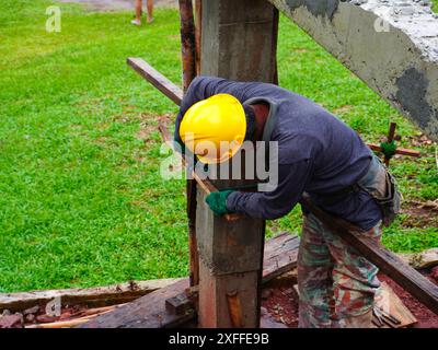 Ouvrier de construction dans le chantier de construction. Banque D'Images