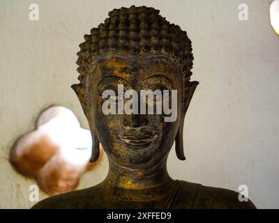 Statues et sculptures de Bouddha à Phra That Luang ou Phra Chedi Lokachulamanee est considéré comme un lieu de culte très important à Vientiane, Laos. Banque D'Images