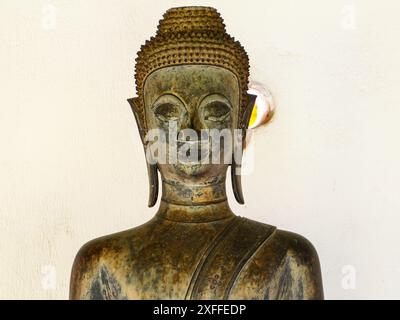 Statues et sculptures de Bouddha à Phra That Luang ou Phra Chedi Lokachulamanee est considéré comme un lieu de culte très important à Vientiane, Laos. Banque D'Images