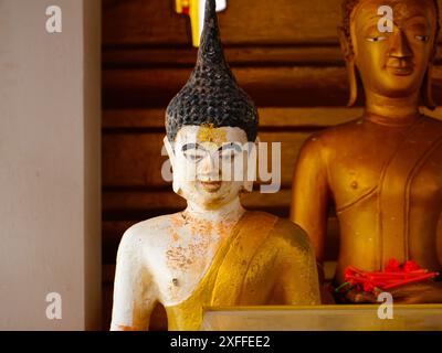 Statues et sculptures de Bouddha à Phra That Luang ou Phra Chedi Lokachulamanee est considéré comme un lieu de culte très important à Vientiane, Laos. Banque D'Images