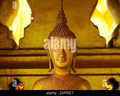 Statues et sculptures de Bouddha à Phra That Luang ou Phra Chedi Lokachulamanee est considéré comme un lieu de culte très important à Vientiane, Laos. Banque D'Images