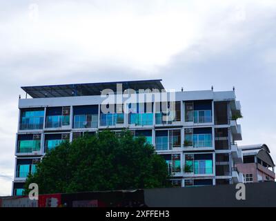 Juin 26 2024, Vientiane, Laos - bâtiments résidentiels ou gratte-ciel sur fond d'un ciel lumineux. Banque D'Images