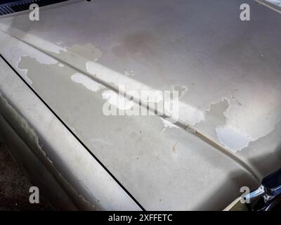 Rouille et peinture endommagée sur une partie de la carrosserie de l'ancienne voiture. Peler la vieille peinture sur la carrosserie de la voiture Banque D'Images