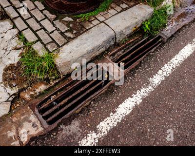 Grille en acier pour tuyaux de drainage routier Banque D'Images