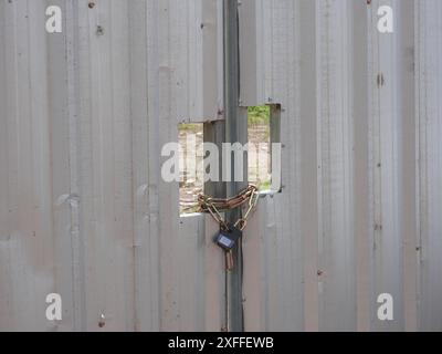 Porte verrouillée avec cadenas et chaînes Banque D'Images