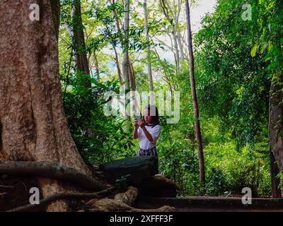 Les filles de touristes marchent sur des ponts en bois à Phu Thok ou Wat Chetiyakhiri, beau paysage de montagne, province de Bueng Kan, Thaïlande. Banque D'Images