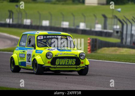 Andover, Hampshire - 7 juin 2024 : Dunlop Mini Se7en Challenge soutenu par Mini Spares Banque D'Images