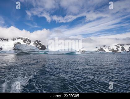 Cimetière Iceberg, île Pleneau, péninsule antarctique. Banque D'Images