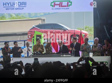 Jakarta, Indonésie. 3 juillet 2024. Le président indonésien Joko Widodo (5ème l) assiste à la cérémonie d'inauguration d'une usine de fabrication de batteries de véhicules électriques à Karawang, dans la province de Java Ouest, Indonésie, le 3 juillet 2024. L'Indonésie, qui abrite les plus grandes réserves de nickel au monde, a inauguré mercredi la première usine de fabrication de batteries de véhicules électriques d'Asie du Sud-est à Karawang, dans la province de Java occidental. POUR ALLER DE PAIR AVEC 'L'Indonésie inaugure la première usine de batteries électriques d'Asie du Sud-est' crédit : Zulkarnain/Xinhua/Alamy Live News Banque D'Images