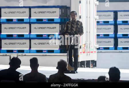 Jakarta, Indonésie. 3 juillet 2024. Le président indonésien Joko Widodo assiste à la cérémonie d'inauguration d'une usine de fabrication de batteries de véhicules électriques à Karawang, dans la province de Java Ouest, en Indonésie, le 3 juillet 2024. L'Indonésie, qui abrite les plus grandes réserves de nickel au monde, a inauguré mercredi la première usine de fabrication de batteries de véhicules électriques d'Asie du Sud-est à Karawang, dans la province de Java occidental. POUR ALLER DE PAIR AVEC 'L'Indonésie inaugure la première usine de batteries électriques d'Asie du Sud-est' crédit : Zulkarnain/Xinhua/Alamy Live News Banque D'Images