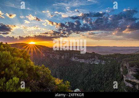 Une vue panoramique sur les Blue Mountains vue depuis Landslide Lookout en Australie pendant un magnifique coucher de soleil avec un grand paysage nuageux. Banque D'Images