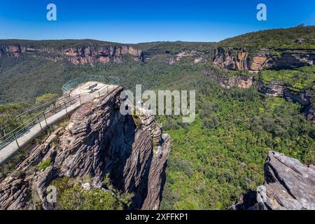 Vue panoramique depuis la plate-forme Pulpit Rock dans les Blue Mountains, Nouvelle-Galles du Sud, Australie. La photo met en valeur les falaises accidentées et le vent luxuriant Banque D'Images