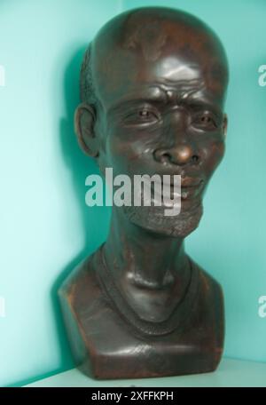 Makonde Carving, Tanzanie, Afrique. Les Makonde sont un peuple bantou qui vit dans le nord-est du Mozambique et le sud-est de la Tanzanie. Ils sont Ren Banque D'Images