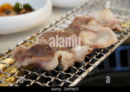 Poitrine de bœuf grillée à la coréenne sur le gril Banque D'Images