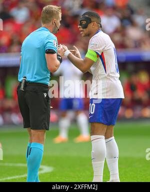 01 juil. 2024 - France v Belgique - Championnats UEFA Euro 2024 - R16 - Dusseldorf. Kylian Mbappé fait appel à l'arbitre. Image : Mark pain / Alamy Live News Banque D'Images