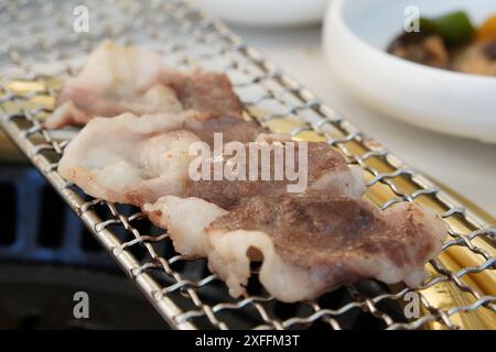 Poitrine de bœuf grillée à la coréenne sur le gril Banque D'Images