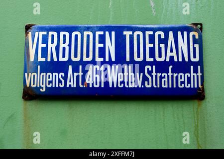 Panneau d'interdiction panneau d'interdiction, monté sur une porte verte d'un bâtiment industriel, interdisant toute autre entrée et intrusion. Rotterdam, pays-Bas. Rotterdam Merwehaven Zuid-Holland Nederland Copyright : xGuidoxKoppesxPhotox Banque D'Images