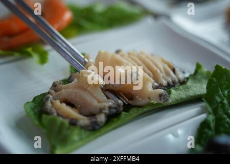 Un sashimi d'ormeaux crus frais est servi Banque D'Images