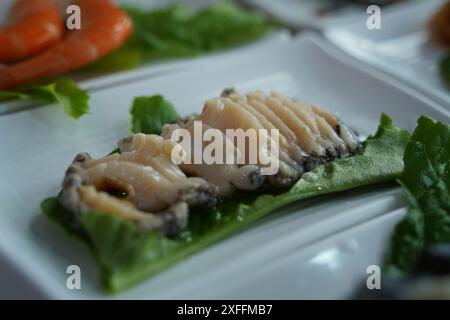 Un sashimi d'ormeaux crus frais est servi Banque D'Images