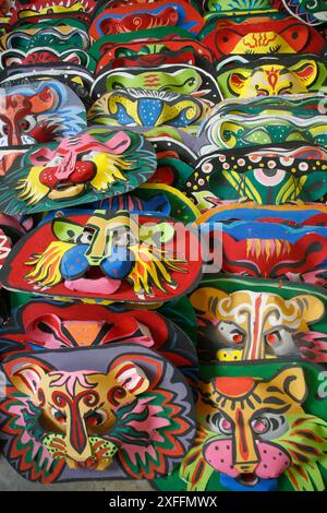 Une collection de masques en carton, réalisés par des étudiants de l'Institut des Beaux-Arts de l'Université de Dhaka, en prévision du nouvel an Bangla 1415. 12 avril 2008 Banque D'Images