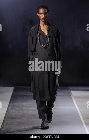 Collection masculine Yohji Yamamoto printemps 2025, lors de la haute Couture au Paris Fashion Weekat Paris France 20 juin 2024.*usage éditorial exclusif* Cap/PLF Banque D'Images