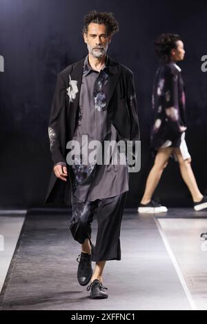 Collection masculine Yohji Yamamoto printemps 2025, lors de la haute Couture au Paris Fashion Weekat Paris France 20 juin 2024.*usage éditorial exclusif* Cap/PLF Banque D'Images