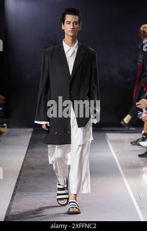 Collection masculine Yohji Yamamoto printemps 2025, lors de la haute Couture au Paris Fashion Weekat Paris France 20 juin 2024.*usage éditorial exclusif* Cap/PLF Banque D'Images