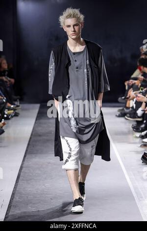 Collection masculine Yohji Yamamoto printemps 2025, lors de la haute Couture au Paris Fashion Weekat Paris France 20 juin 2024.*usage éditorial exclusif* Cap/PLF Banque D'Images