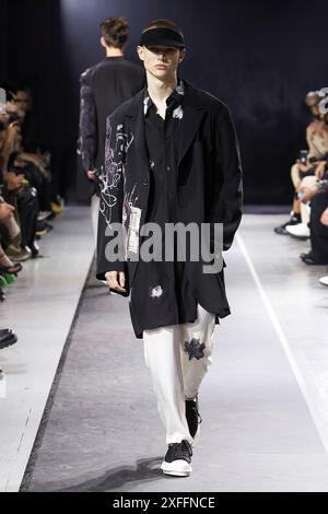 Collection masculine Yohji Yamamoto printemps 2025, lors de la haute Couture au Paris Fashion Weekat Paris France 20 juin 2024.*usage éditorial exclusif* Cap/PLF Banque D'Images