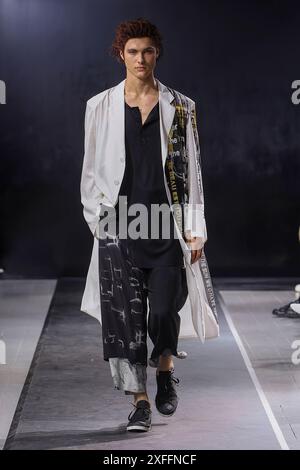 Collection masculine Yohji Yamamoto printemps 2025, lors de la haute Couture au Paris Fashion Weekat Paris France 20 juin 2024.*usage éditorial exclusif* Cap/PLF Banque D'Images