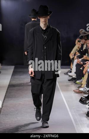 Collection masculine Yohji Yamamoto printemps 2025, lors de la haute Couture au Paris Fashion Weekat Paris France 20 juin 2024.*usage éditorial exclusif* Cap/PLF Banque D'Images