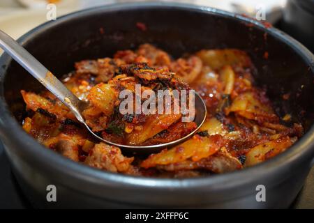 Le ragoût de porc de style coréen est une nourriture coréenne locale à base de porc et de kimchi cuits dans un ragoût épicé et salé Banque D'Images