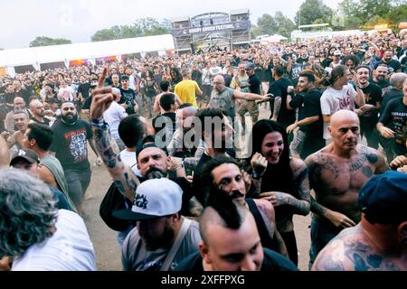 Milan, Italie. 02 juillet 2024. Le public forme une fosse circulaire alors qu'Agnostic Front se produit en concert au Rugby Sound Festival près de Milan, en Italie, le 2 juillet 2024 (photo de Mairo Cinquetti/NurPhoto). Crédit : NurPhoto SRL/Alamy Live News Banque D'Images