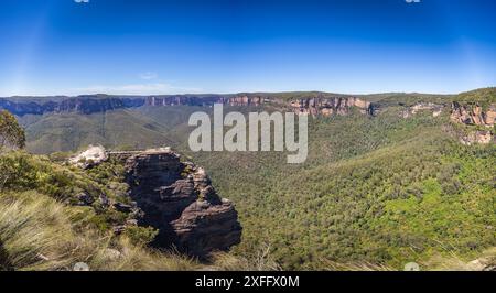 Vue panoramique depuis la plate-forme Pulpit Rock dans les Blue Mountains, Nouvelle-Galles du Sud, Australie. La photo met en valeur les falaises accidentées et le vent luxuriant Banque D'Images