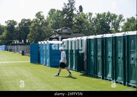 29.06.2024, Berlin, Deutschland, Europa - Gruener Kunstrasen und mobile oeffentliche Toilettenhaeuschen vor dem Sowjetischen Ehrenmal auf der Fanmeile zur Fussball-EM UEFA EURO 2024 entlang der Strasse des 17. Juni im Ortsteil Tiergarten. *** 29 06 2024, Berlin, Allemagne, Europe gazon artificiel vert et blocs sanitaires publics mobiles devant le mémorial soviétique sur l'UEFA EURO 2024 fan Mile le long de la Strasse des 17 Juni dans le quartier Tiergarten de Berlin Banque D'Images