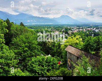 Vue sur le village de Bled depuis le château de Bled Bled haute Carniola Slovénie Banque D'Images