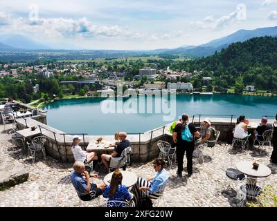 Vue sur le village de Bled depuis le château de Bled Bled haute Carniola Slovénie Banque D'Images