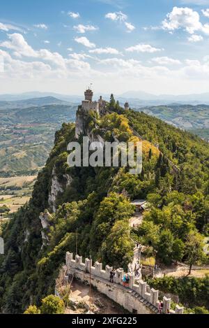 Château médiéval à Saint-Marin : la majestueuse forteresse sur le Rocher Banque D'Images