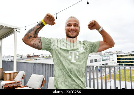 Eric Sindermann beim Mates date influencer Event auf der Berlin Fashion week S/S 2025 im Atelier Rooftop. Berlin, 02.07.2024 *** Eric Sindermann au Mates date influencer Event à Berlin Fashion week S S 2025 à l'Atelier Rooftop Berlin, 02 07 2024 Foto:Xn.xKubelkax/xFuturexImagex mates 4614 Banque D'Images