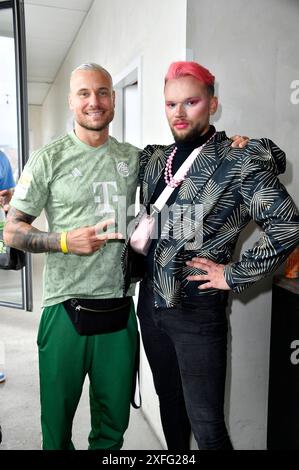 Eric Sindermann und Luca Valentino beim Mates date influencer Event auf der Berlin Fashion week S/S 2025 im Atelier Rooftop. Berlin, 02.07.2024 *** Eric Sindermann et Luca Valentino au Mates date influencer Event à Berlin Fashion week S S 2025 à l'Atelier Rooftop Berlin, 02 07 2024 Foto:Xn.xKubelkax/xFuturexImagex mates 4640 Banque D'Images