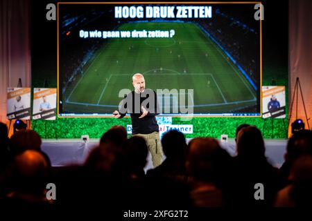 ARNHEM - Peter Bosz pendant le Congrès des entraîneurs de football à Papendal. Le prix est remis chaque année au meilleur entraîneur de l'Eredivisie. ANP ROB ENGELAAR Banque D'Images