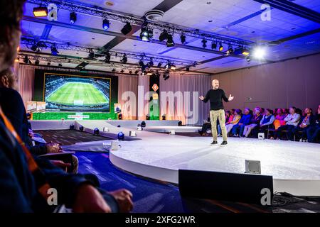 ARNHEM - Peter Bosz pendant le Congrès des entraîneurs de football à Papendal. Le prix est remis chaque année au meilleur entraîneur de l'Eredivisie. ANP ROB ENGELAAR Banque D'Images