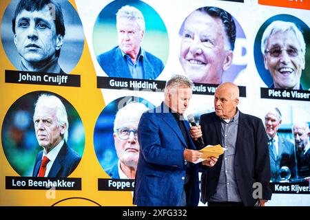 ARNHEM - Guus Hiddink et Evert TEN Napel lors de la remise du Prix Rinus Michels Euvre au Congrès national des entraîneurs de football à Papendal. Le prix est remis chaque année au meilleur entraîneur de l'Eredivisie. ANP ROB ENGELAAR Banque D'Images